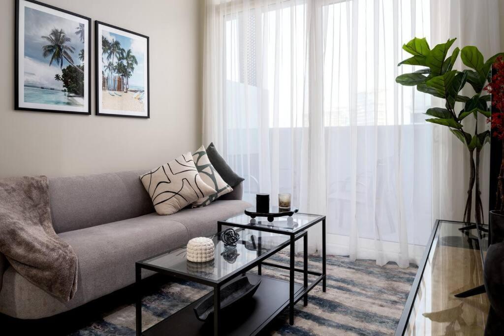 Apartment Waves - Canal-view Elegance 1br In Reva Residences