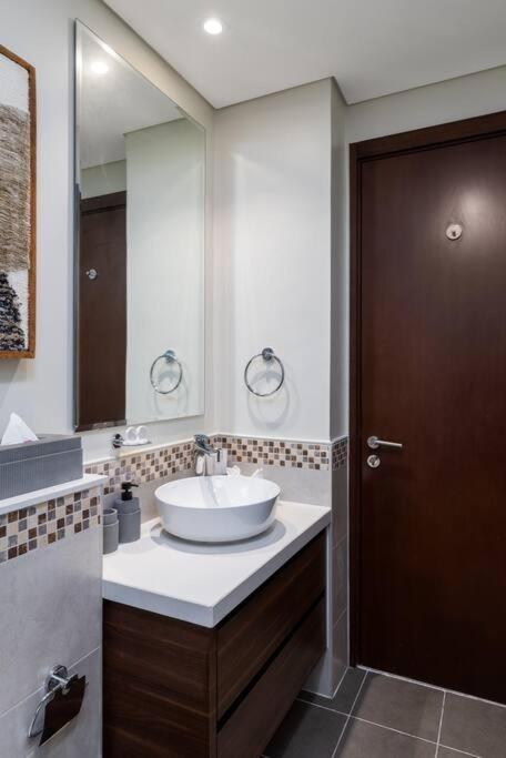 Waves - Canal-view Elegance 1br In Reva Residences