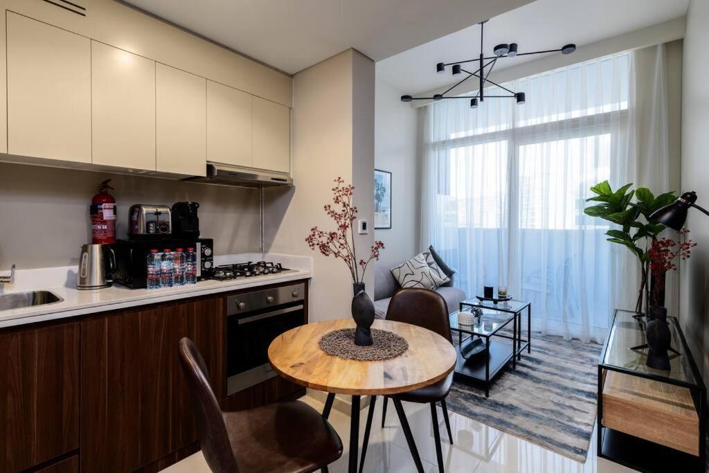 Waves - Canal-view Elegance 1br In Reva Residences Apartment