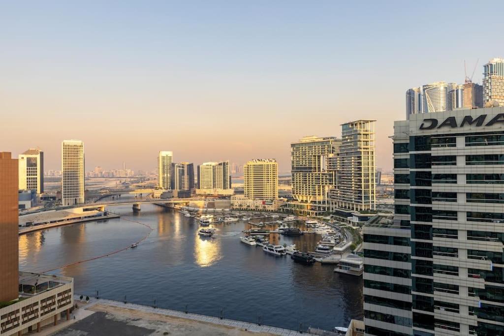 Waves - Canal-view Elegance 1br In Reva Residences
