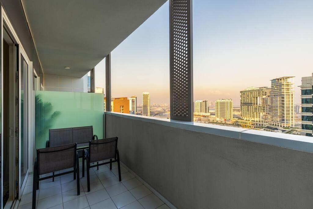 Waves - Canal-view Elegance 1br In Reva Residences *