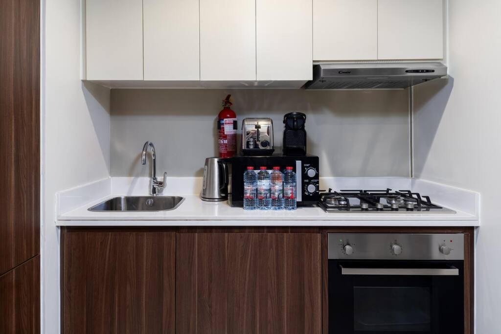 Apartment Waves - Canal-view Elegance 1br In Reva Residences Dubai