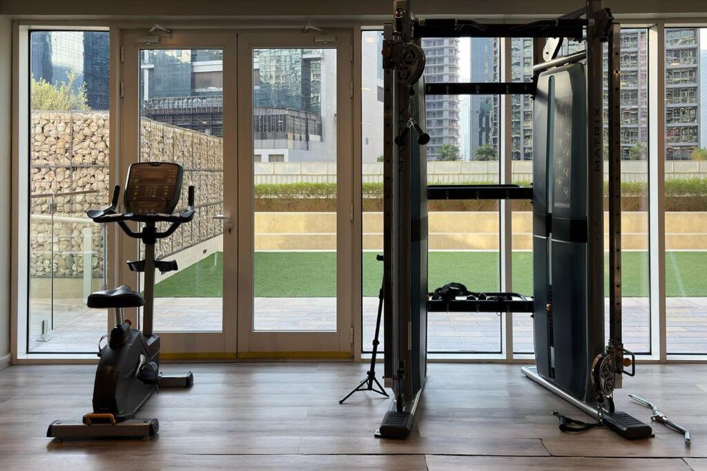 Waves - Canal-view Elegance 1br In Reva Residences